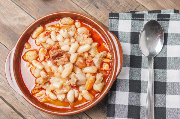 Comment installer un petit potager d'intérieur pour des herbes fraîches toute l'année ?