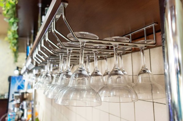 Quels sont les essentiels pour un comptoir de bar efficace et attrayant dans un pub ?